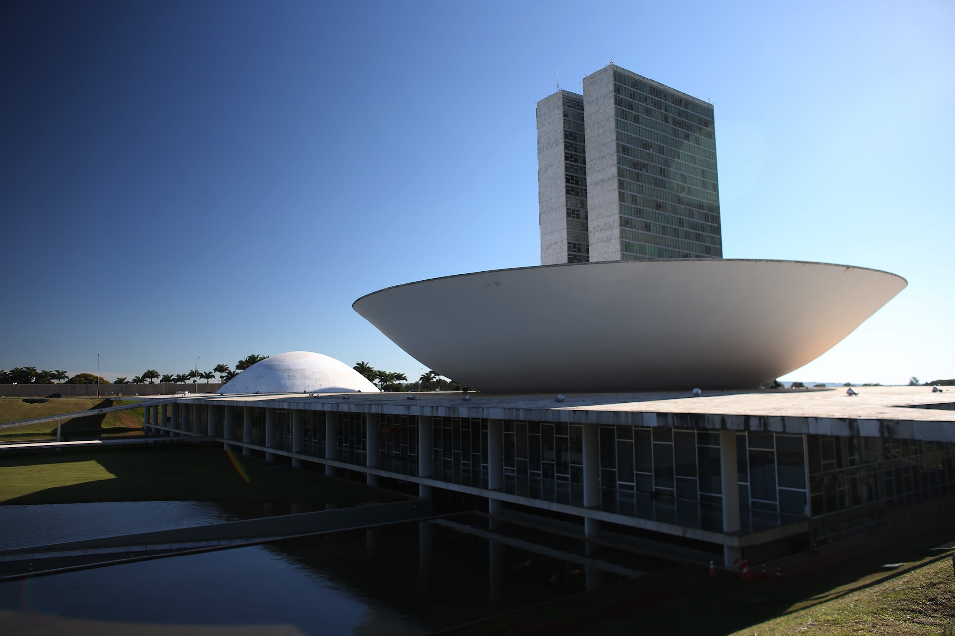 O edifício do Congresso Nacional foi concebido por Oscar Niemeyer com projeto estrutural do engenheiro Joaquim Cardozo, e segue o estilo da arquitetura moderna brasileira. (Foto: Roberto Castro/MTur)