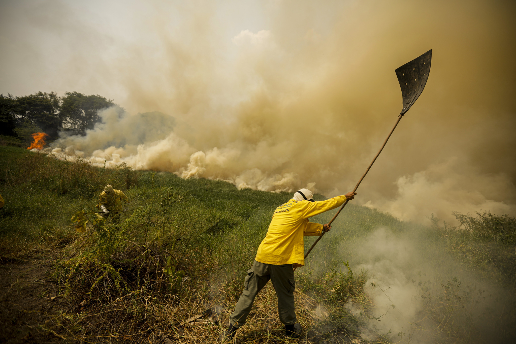 ICMBio firefighters battle forest fires in the Pantanal. Photo: Joédson Alves/Agência Brasil