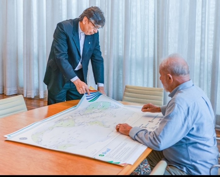 El presidente Lula puede consultar la nueva versión del mapamundi del IBGE. Foto: Ricardo Stuckert/PR