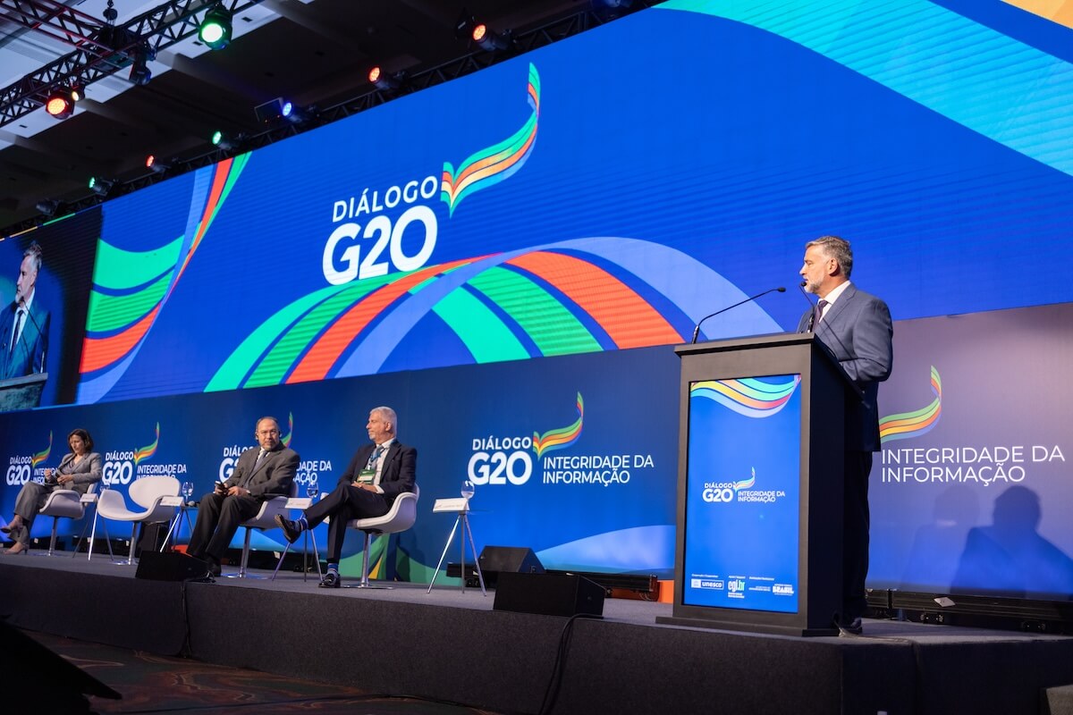 Ministro brasileiro Paulo Pimenta, da Secom/PR, na conferência de abertura do evento paralelo do GT de Economia Digital do G20 sobre integridade da informação, nesta quarta, 1/5, em São Paulo | Foto: Audiovisual G20 Brasil
