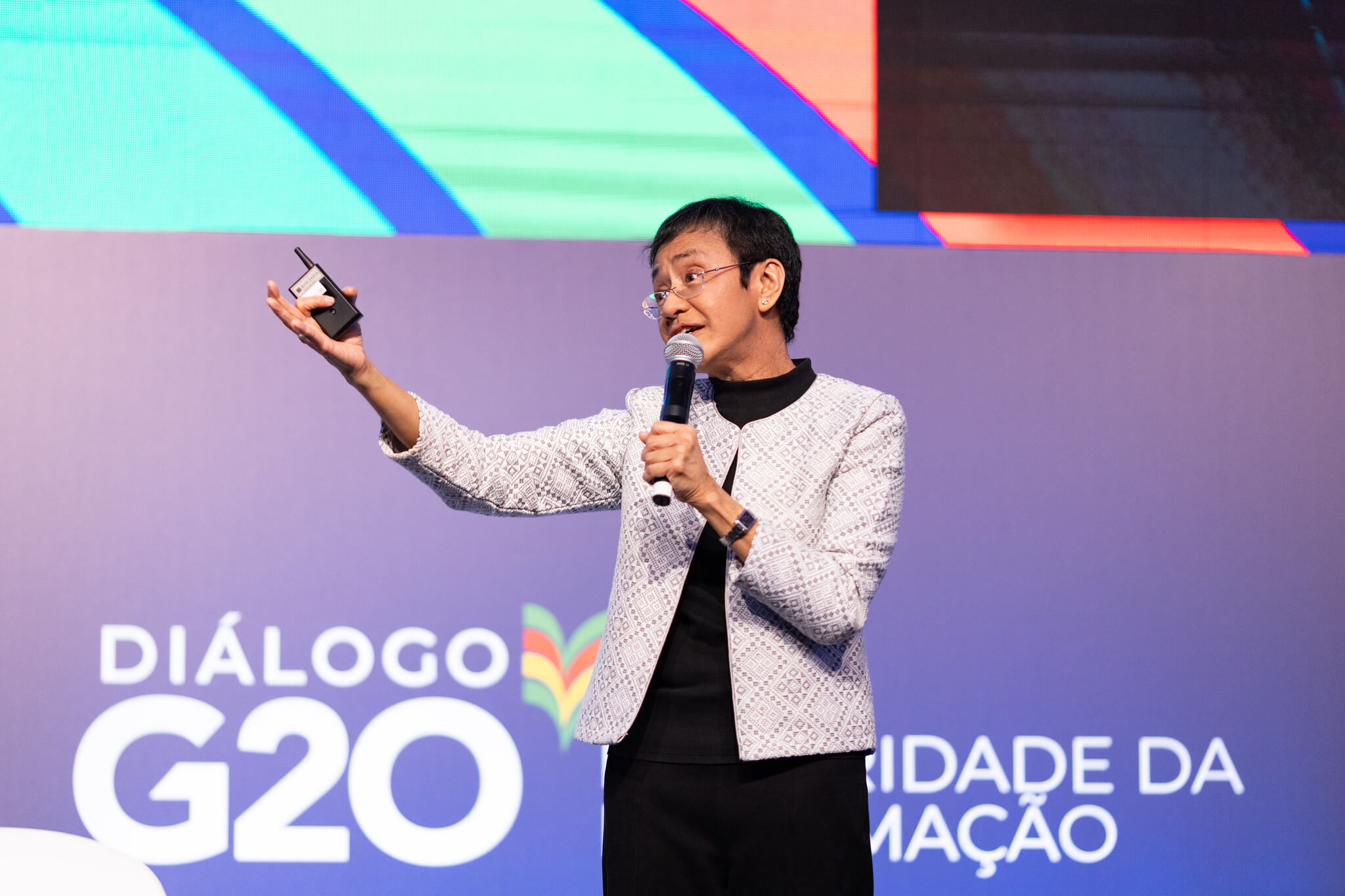 Maria Ressa destacou a importância da integridade da informação e a necessidade da regulação das plataformas digitais para promover liberdades fundamentais e garantir a democracia | Foto: Audiovisual G20 Brasil