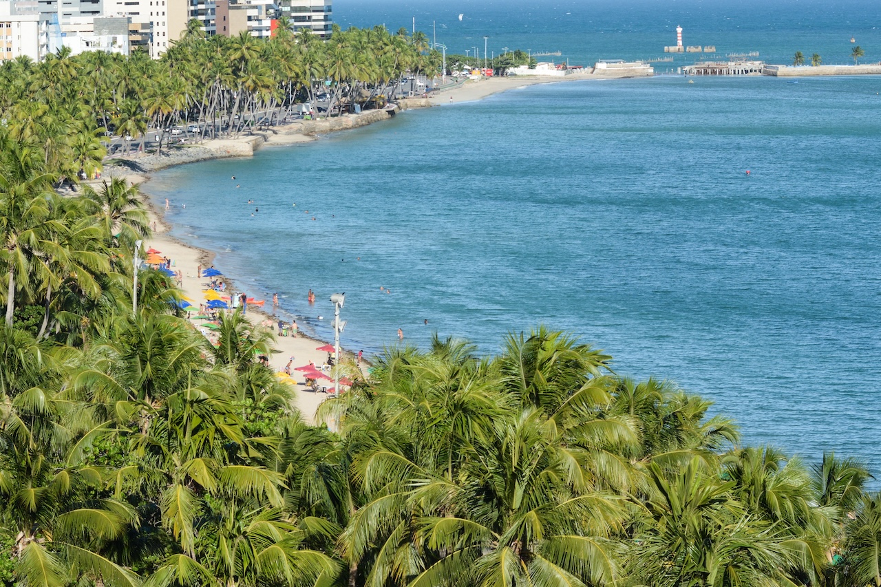 Pajuçara Beach, in Maceió, is one of the best known in the city. With its natural pools, it is very popular with divers. The place is a meeting point during the day and at night, on its promenade. (Photo: Marco Ankosqui/MTur)
