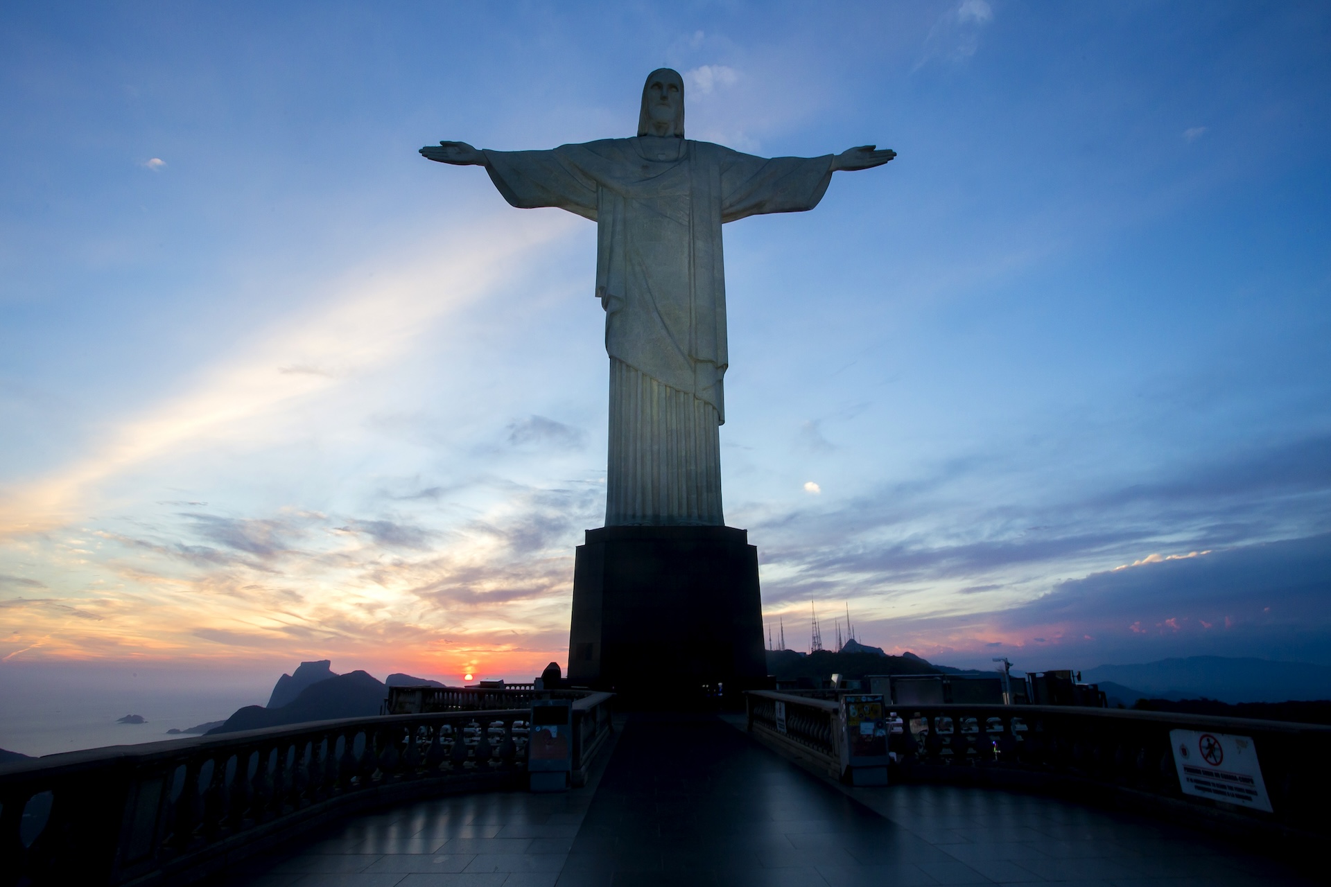 Christ the Redeemer is located at the top of Corcovado Hill, 709 meters above sea level, overlooking a considerable part of Rio de Janeiro. Made of reinforced concrete and soapstone, the statue is thirty meters high and is one of the symbols of both Rio and Brazil. (Photo: Luciolla Vilela/MTur)