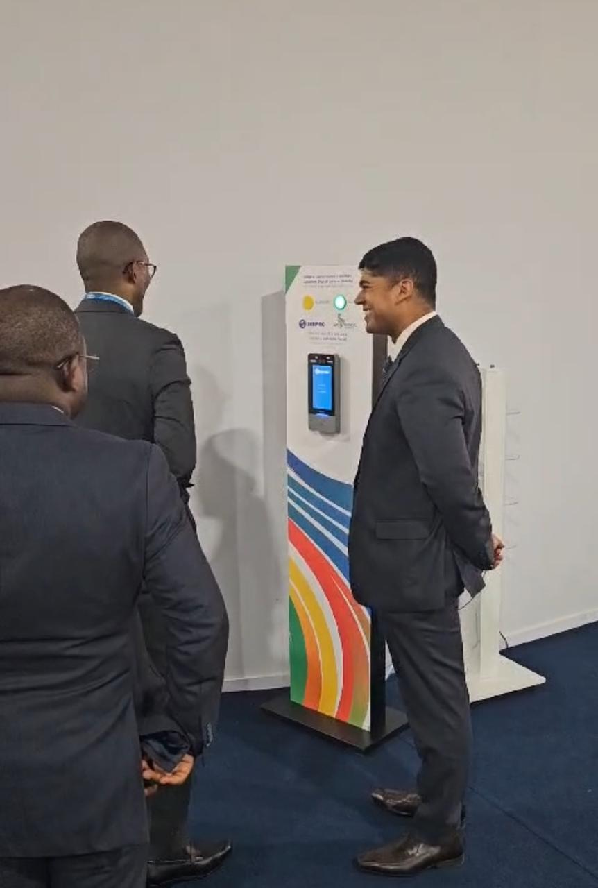 The Angolan delegation undergoes facial validation at a biometric face scanner provided by Serpro | Disclosure/Serpro