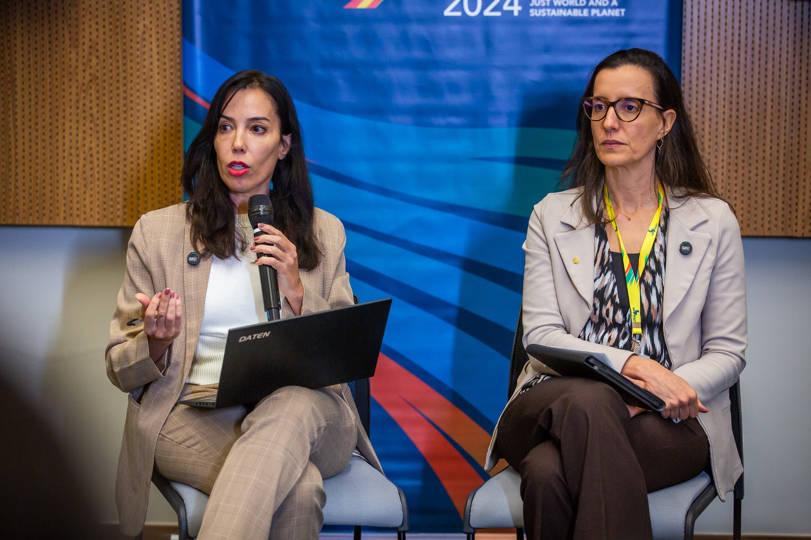 Cyntia Azevedo, from the Banco Central do Brasil; and Júlia Braga, from the Ministry of Finance, presented the main topics under discussion at the G20 Global Economy WG meeting held this week in Brasília | Photo: Diogo Zacarias/MF