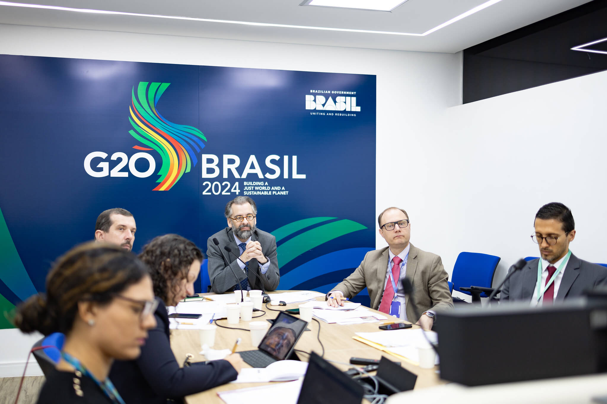 Uma equipe do Ministério das Relações Exteriores do Brasil durante a segunda reunião Sherpa do G20 esta semana em Brasília via vídeo |  Foto: Grupo Audiovisual G20 no Brasil.