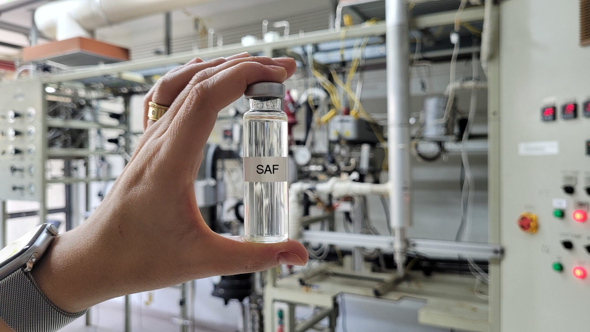Sample of sustainable aviation fuel (SAF) under development at the SENAI Institute for Innovation in Renewable Energies (ISIER) | Photo: Renata Moura