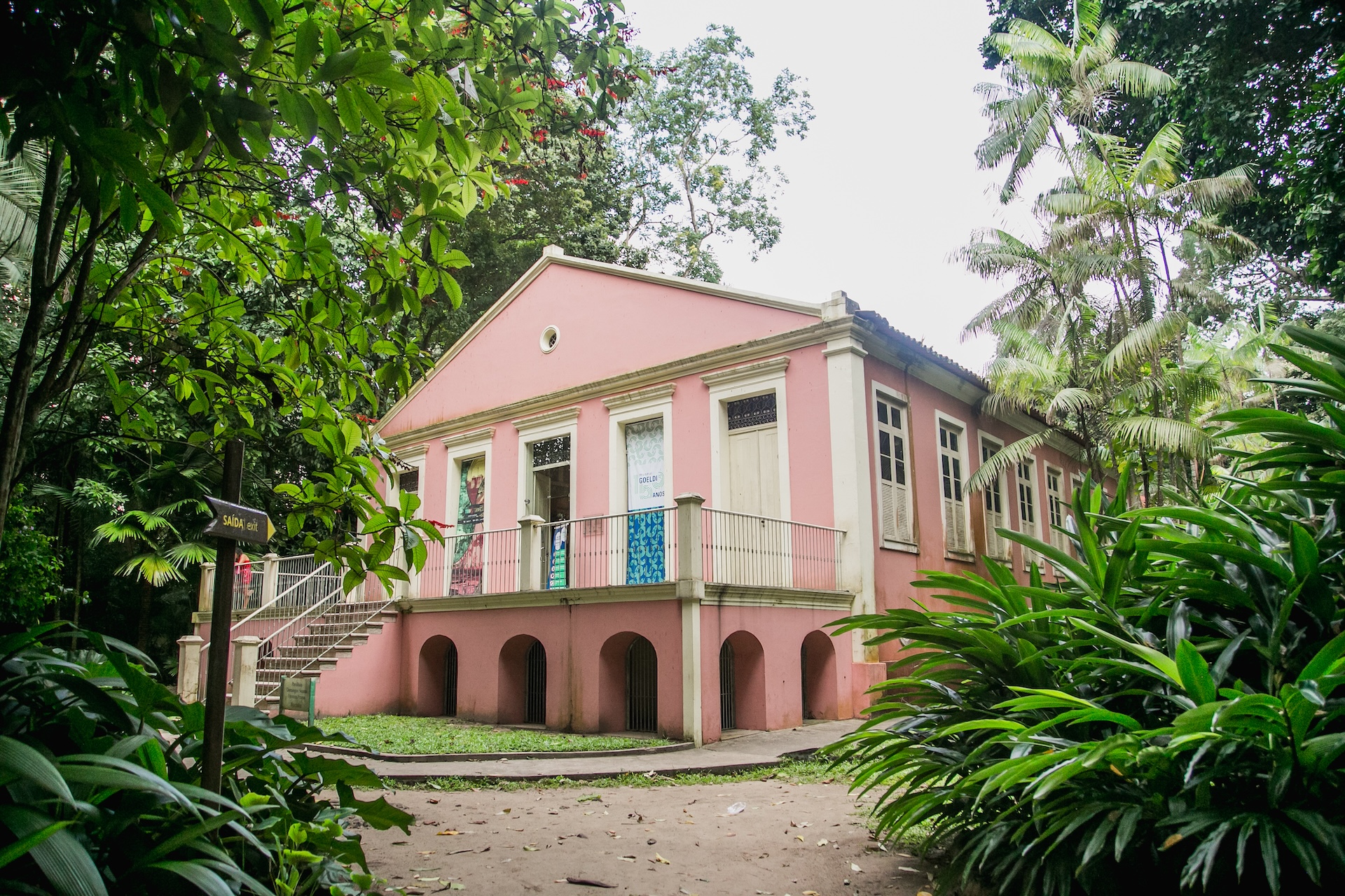 El Museu Paraense Emílio Goeldi, ubicado en Belém, es el primer parque zoobotánico de Brasil, la institución científica más antigua de la Amazonía y el segundo museo de historia natural brasileño.