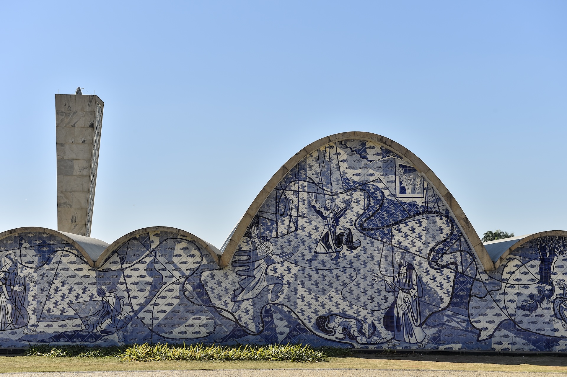 La Iglesia São Francisco de Assis da Pampulha, en Belo Horizonte, Minas Gerais, fue inaugurada en 1943. El diseño arquitectónico fue de Oscar Niemeyer y el cálculo estructural del ingeniero Joaquim Cardozo. (Foto: Pedro Vilela/MTur)