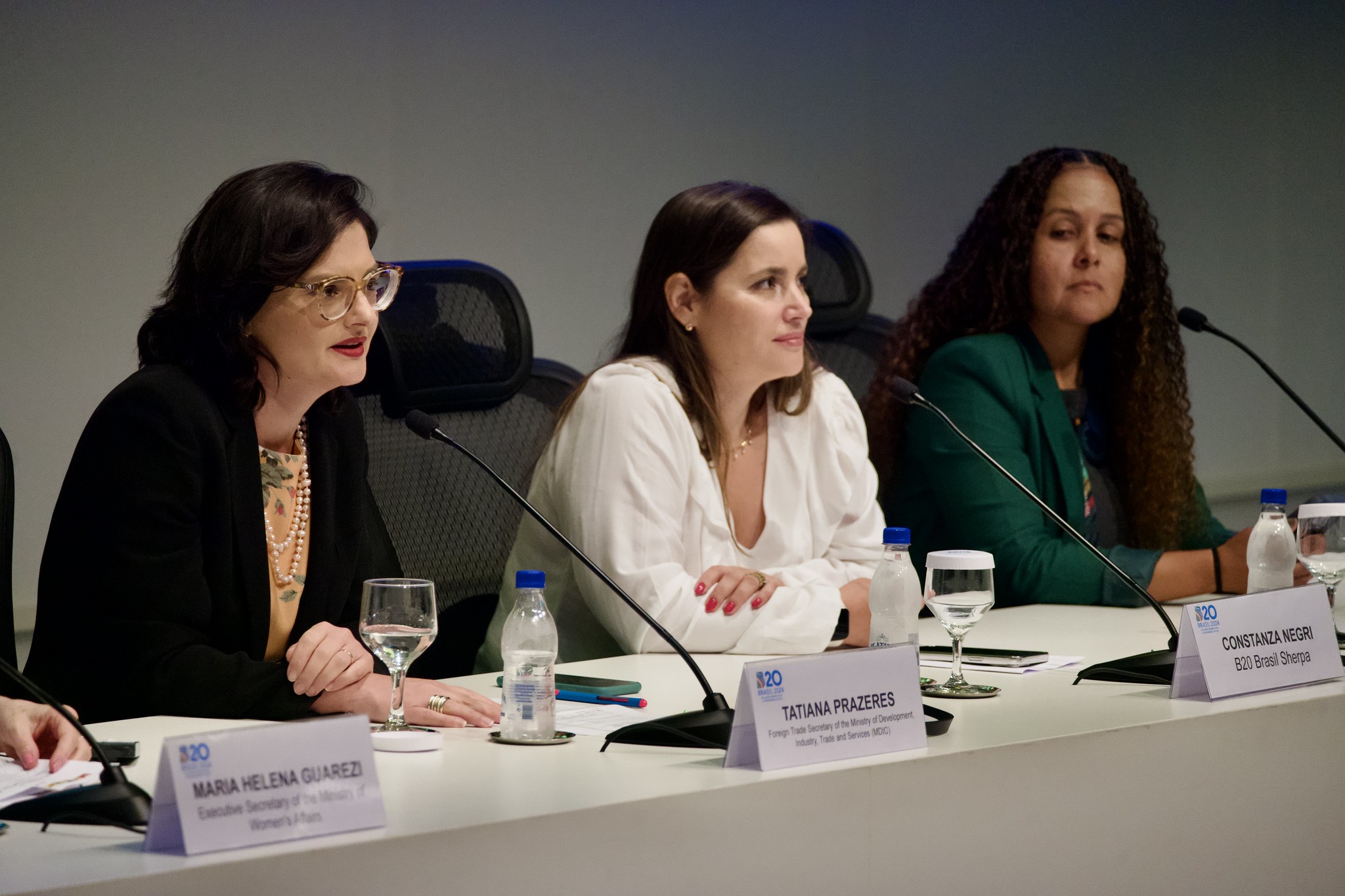 Da esquerda para direita, Tatiana Prazeres (G20), Constanza Negri (B20) e Janaína Gama (W20). Foto: Divulgação/CNI