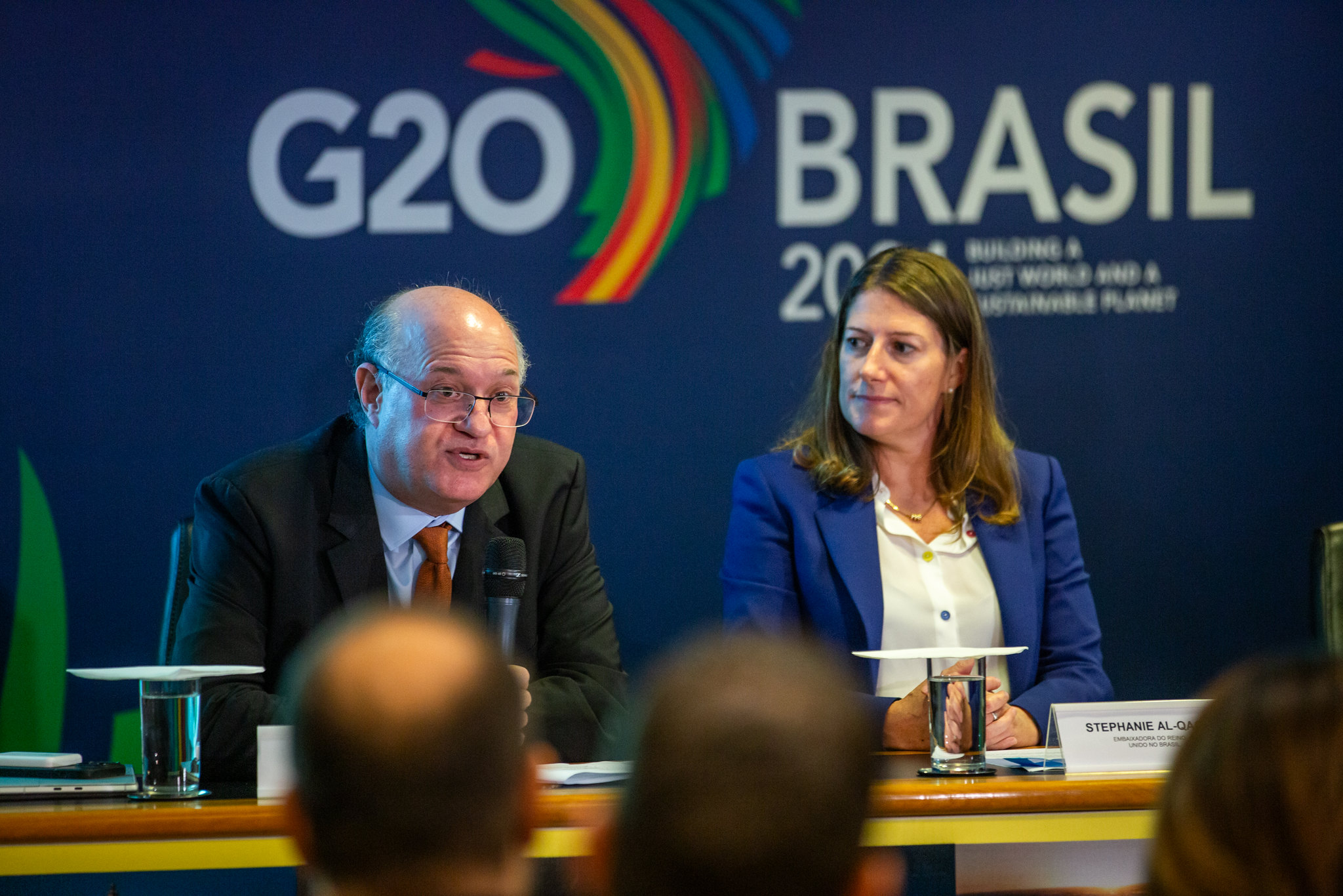 Felipe Jaramillo, do Banco Mundial, e Stephanie Al-Qaq, embaixadora do Reino Unido no Brasil, durante lançamento do Eco Invest Brasil, em São Paulo | Foto: Diogo Zacarias/Ministério da Fazenda 