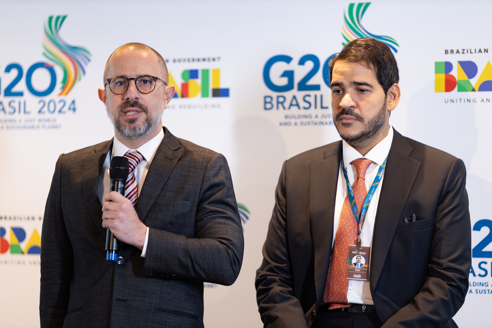 Vinícius Marques de Carvalho, ministro da CGU, e Jorge Messias, Advogado-Geral da União, em coletiva de imprensa na sede do G20 | Foto: Audiovisual G20 Brasil
