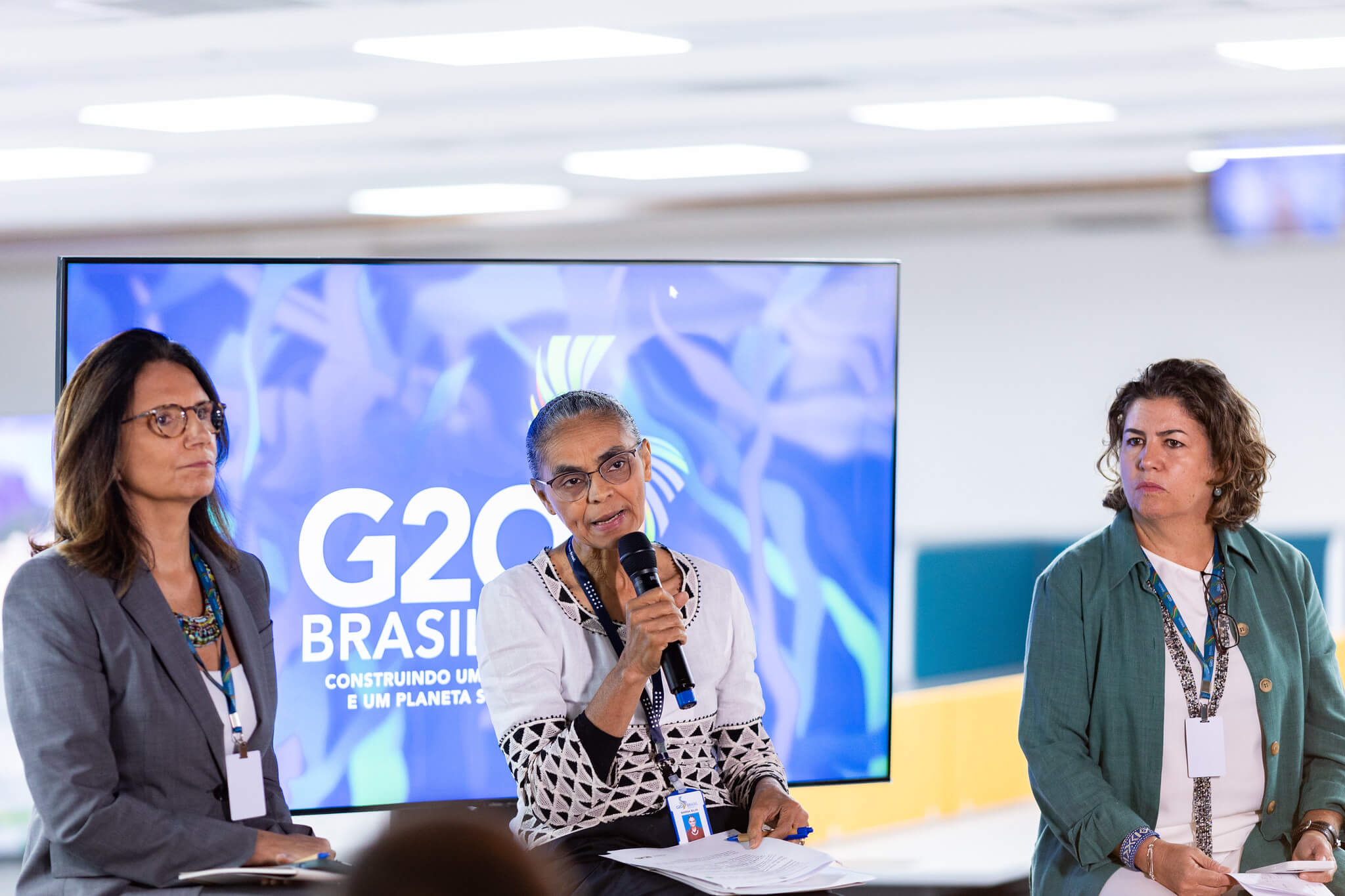 Marina Silva com Ana Toni e Liliam Chagas apresentam as prioridades do GT de Sustentabilidade Ambiental e Climática durante coletiva de imprensa em Brasília, nesta sexta-feira, 12/4 | Foto: Audiovisual G20 Brasil