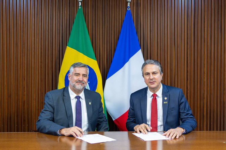 Ministros Paulo Pimenta (Secom) e Camilo Santana (MEC) assinaram a Declaração de Intenção sobre a Cooperação em Matéria de Combate à Desinformação - Foto: Ricardo Stuckert/PR