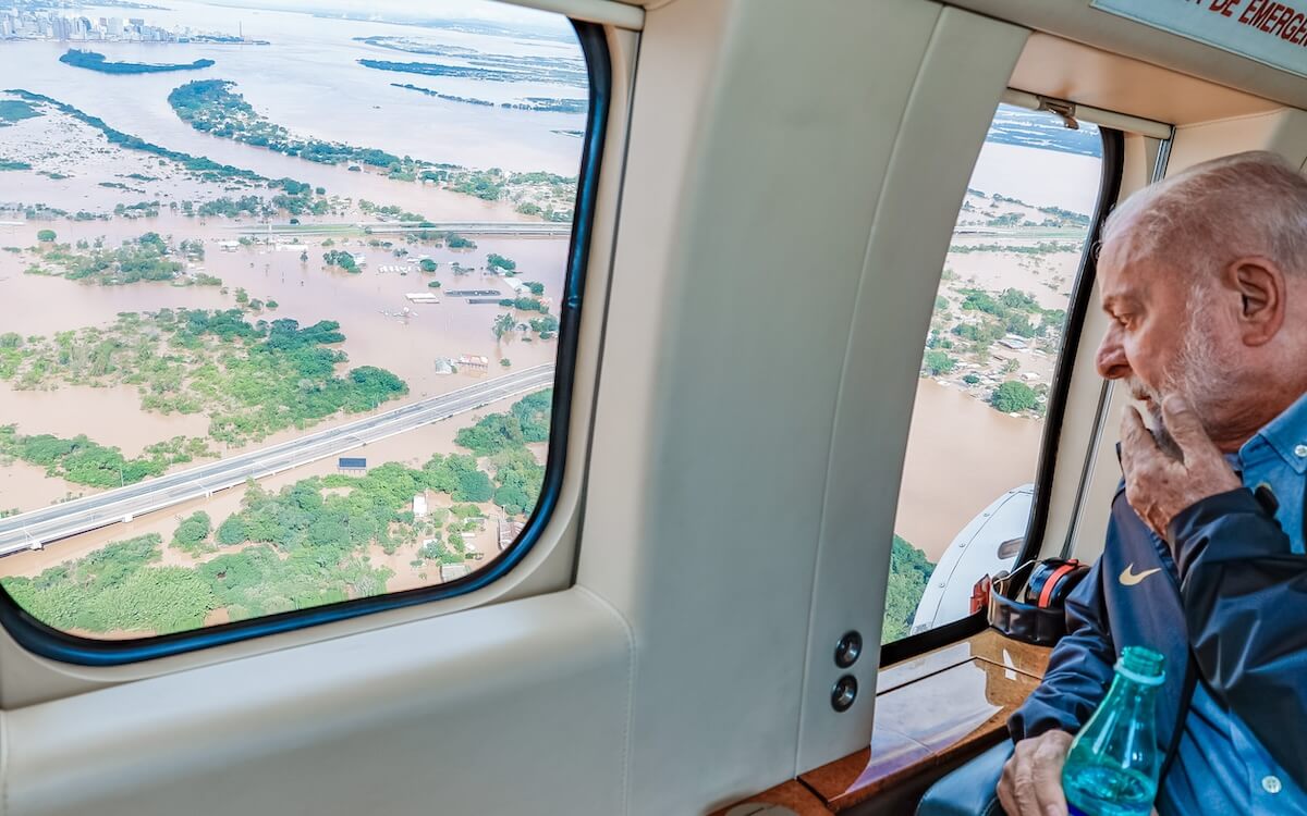 President Luiz Inácio Lula da Silva conducts an aerial assessment of the rain-ravaged areas in Southern Brazil. | Photo: Ricardo Stuckert / PR