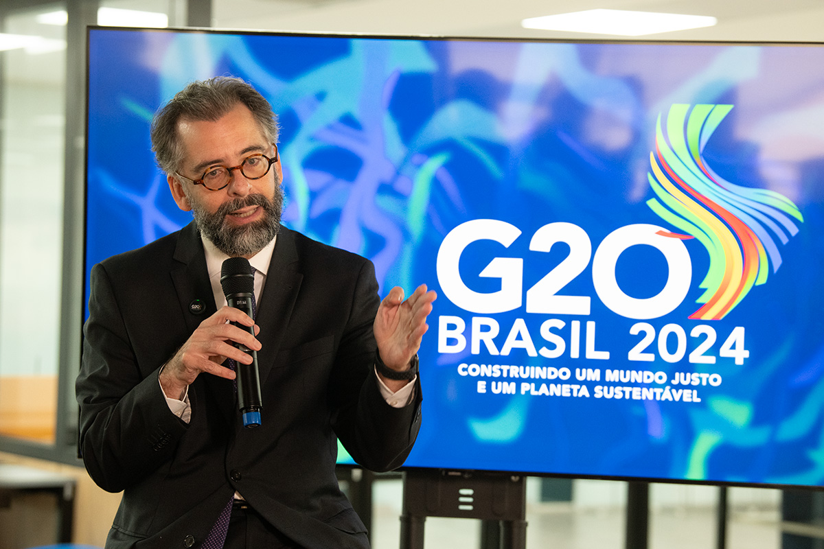 Embaixador Mauricio Lirio, sherpa brasileiro do G20, apresenta avanços discutidos na segunda reunião de enviados dos estados membros do fórum |  Foto: Grupo Audiovisual G20 no Brasil 