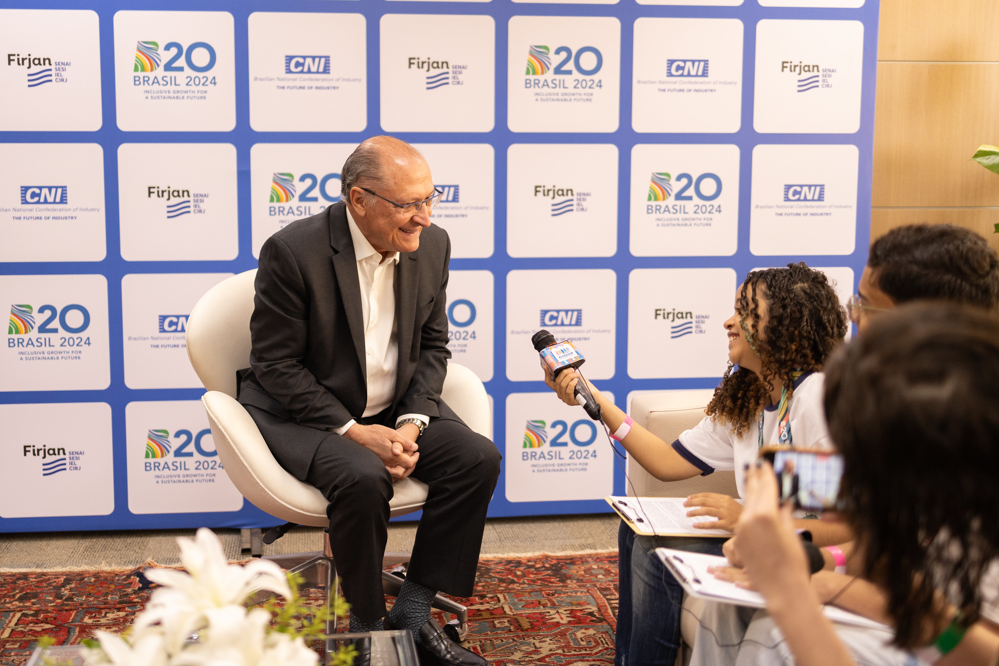 Fugindo da regra, que são as coletivas de imprensa, os jovens da Andar puderam entrevistar o vice-presidente e ministro Geraldo Alckmin com exclusividade, sobre a importância do B20 e do G20 na vida dos estudantes. Foto: Audiovisual/G20 Brasil
