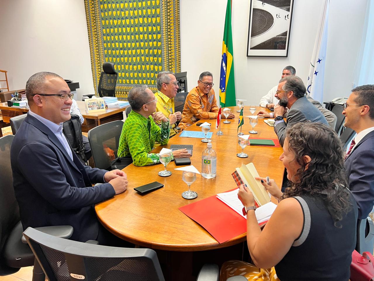 O sherpa do Brasil, o embaixador Mauricio Lyrio, em reunião bilateral com a delegação da Indonésia, país que presidiu o G20 em 2022. Foto: Divulgação/MRE