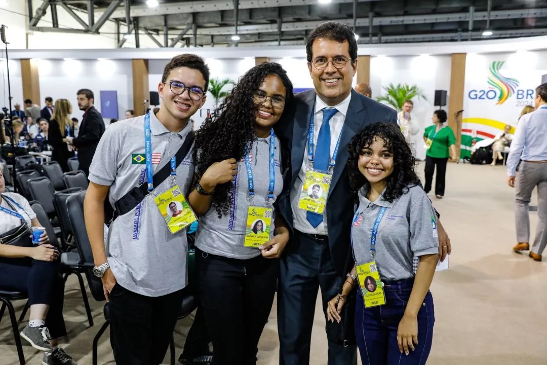 Os jovens repórteres entrevistaram o jornalista André Trigueiro, especializado em jornalismo ambiental. Foto: Ernesto Carrico/Governo do Estado do Rio de Janeiro.