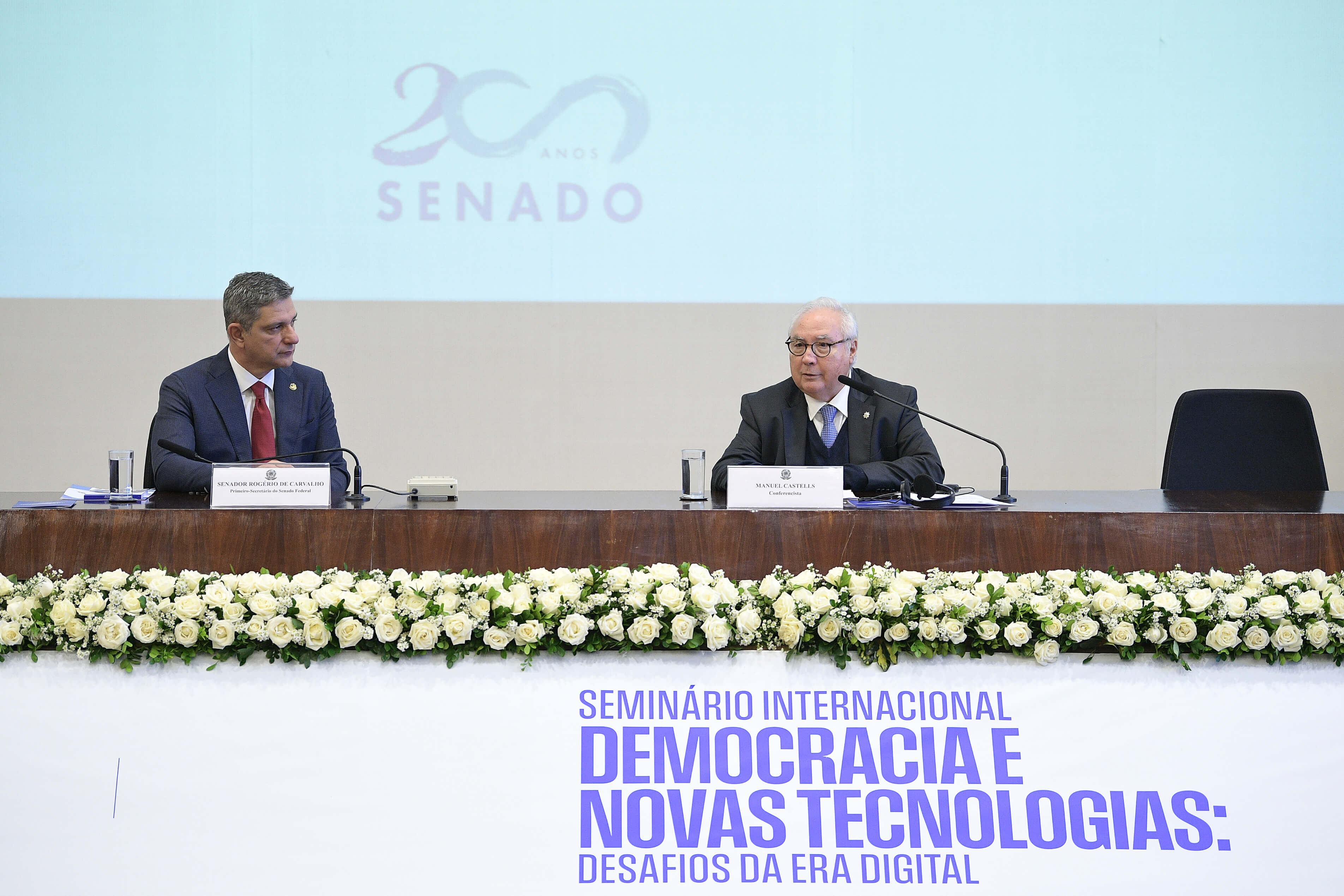 Primeiro-secretário do Senado Federal, senador Rogério Carvalho (PT-SE) e o sociólogo e professor espanhol Manuel Castells (conferencista). Foto: Pedro França/Agência Senado