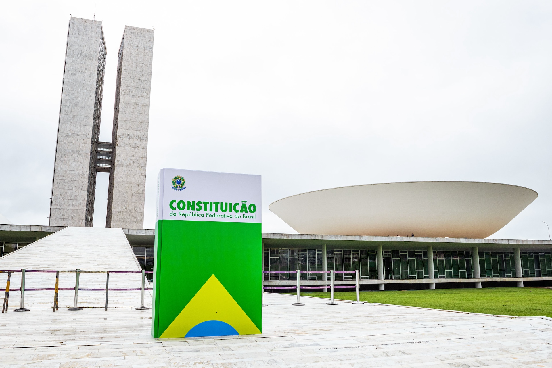Réplica da Constituição Federal em ao Congresso Nacional, simbolizando o papel da carta Magna na defesa da democracia.  Foto: João Risi/Audiovisual/PR
