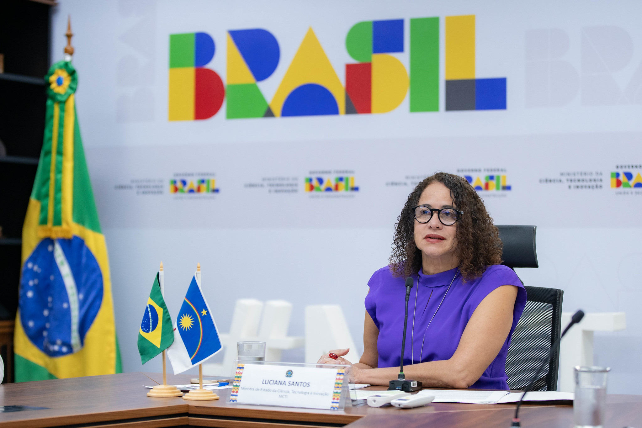“A Ministra da Ciência, Tecnologia e Inovação, Luciana Santos em entrevista à imprensa internacional.” Foto: Rodrigo Cabral (ASCOM/MCTI)