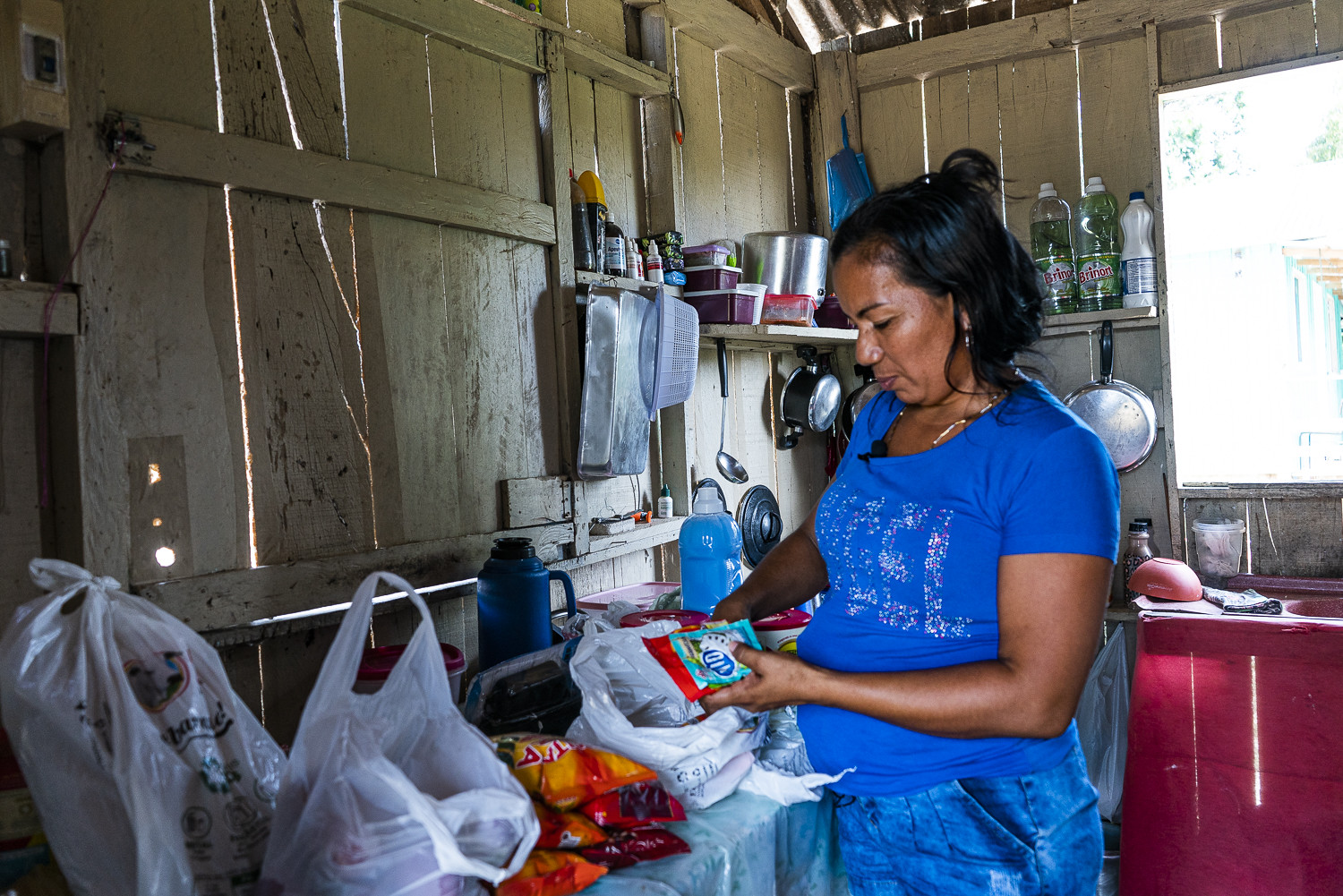 Economia do cuidado: mulheres cuidam da casa, dos filhos e  idosos da família, em trabalho geralmente não remunerado. Foto: Juliana Pesqueira/Amazônia Real