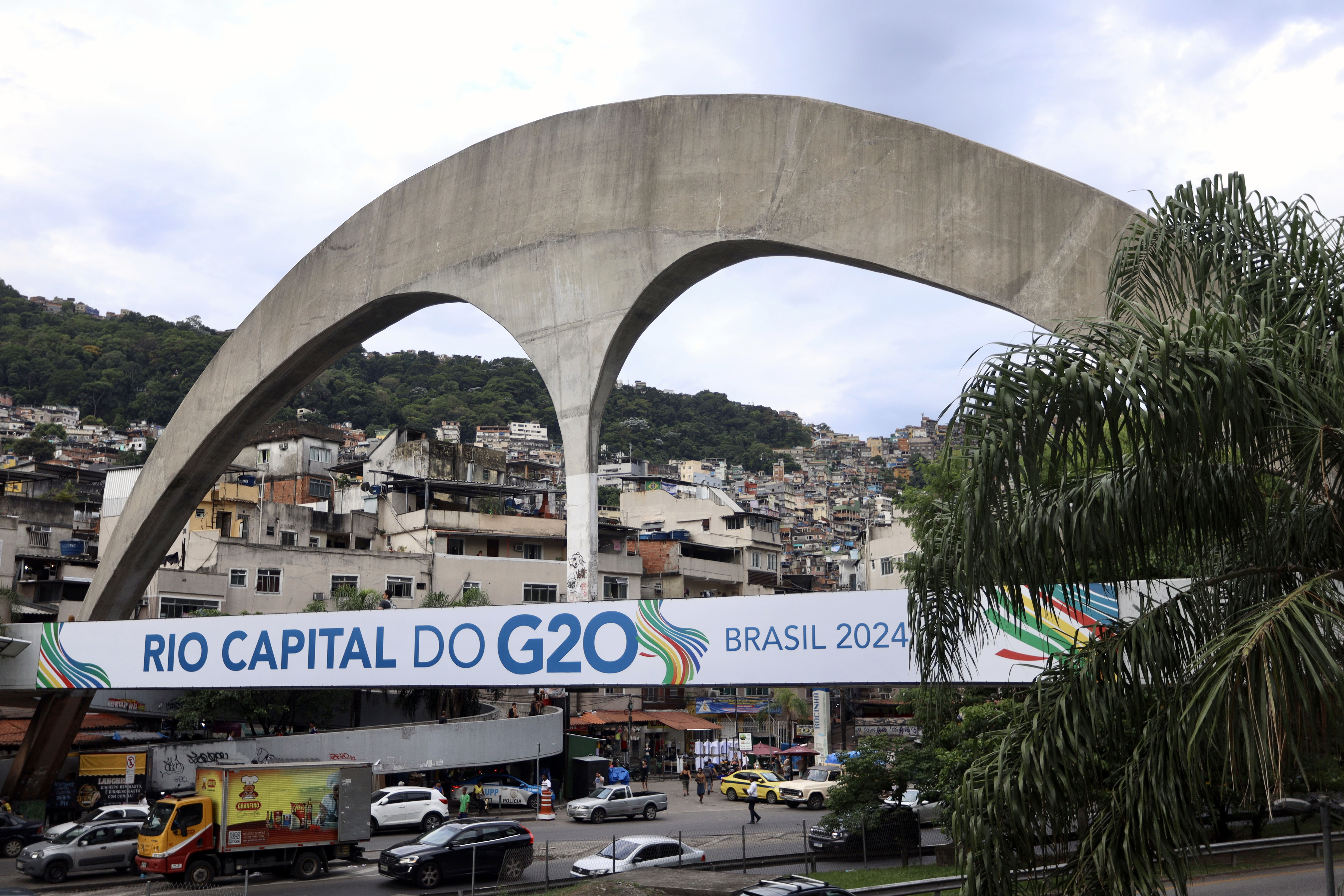 São diversos lugares na cidade que agora contam com banners para o G20, a exemplo da entrada da favela da Rocinha. | Foto: Divulgação/Prefeitura Rio de Janeiro