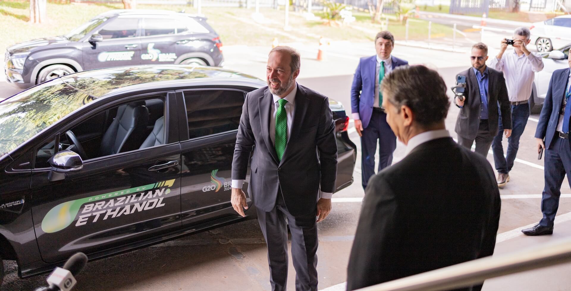 Ministro Alexandre Silveira chega à sede do G20 dirigindo um carro flex. Crédito: Audiovisual G20 Brasil