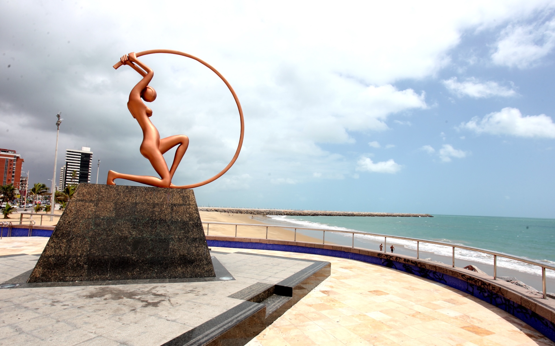 A Estátua de Iracema Guardiã é uma criação do artista cearense Zenon da Cunha Mendes Barreto, em homenagem à literatura do também cearense José de Alencar. A estátua, inaugurada em 1995, está localizada na Praia de Iracema. (Foto: Divulgação/SetFor)