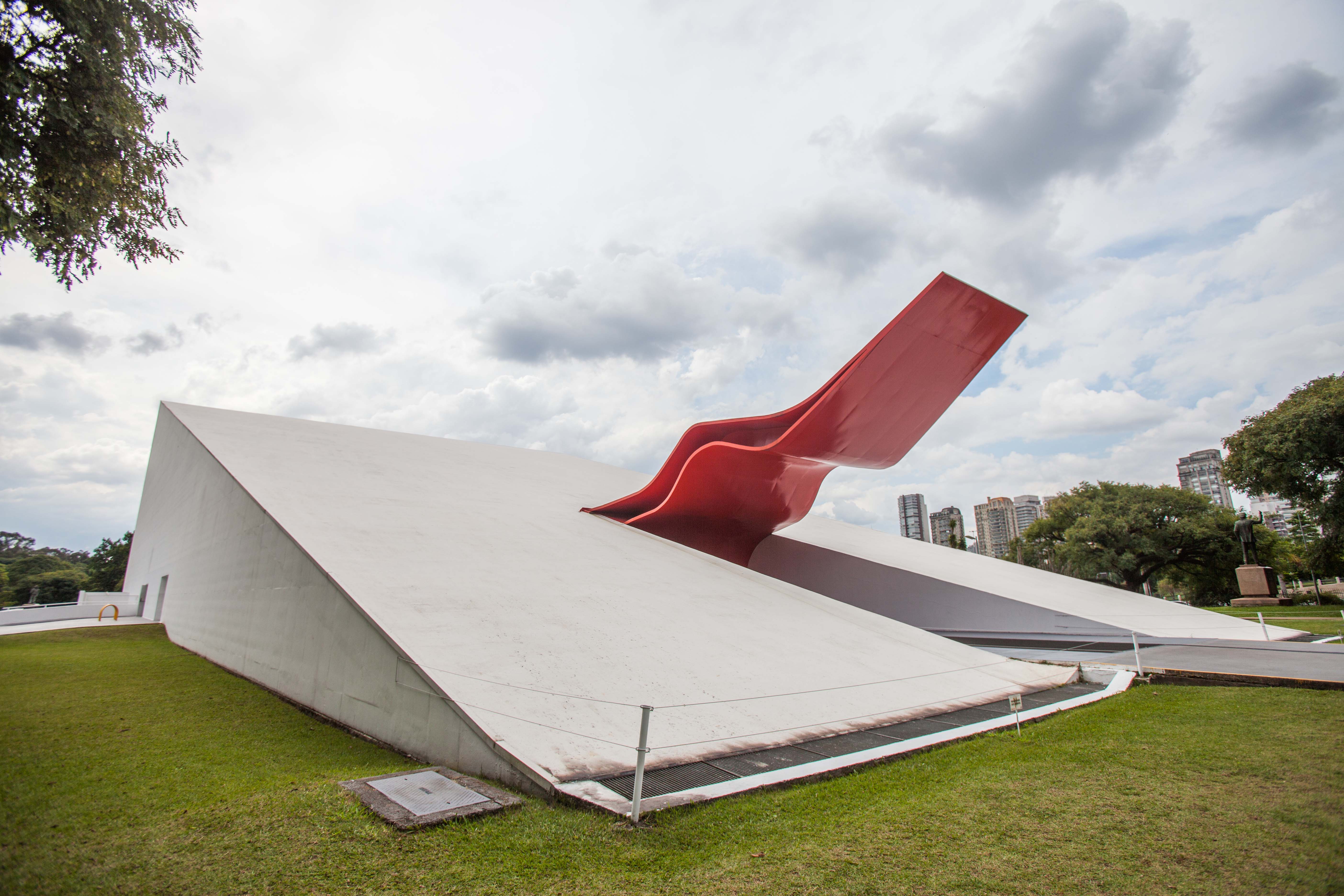 Situado no Parque Ibirapuera, o Auditório Ibirapuera foi concebido nos anos 50 pelo arquiteto Oscar Niemeyer, para apresentações de espetáculos musicais, além de ser também uma escola de música popular brasileira. O Parque é tombado, patrimônio histórico de São Paulo, e conta com uma área de 158 hectares. (Foto: Rogério Cassimiro/MTur)